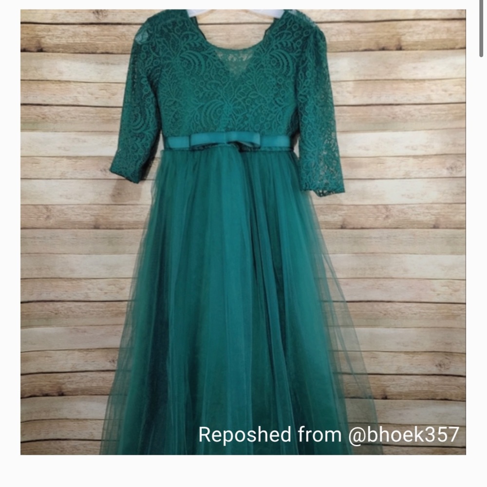 Emerald green girls formal dress. Size 12. Lace top with chiffon bottom. NWT